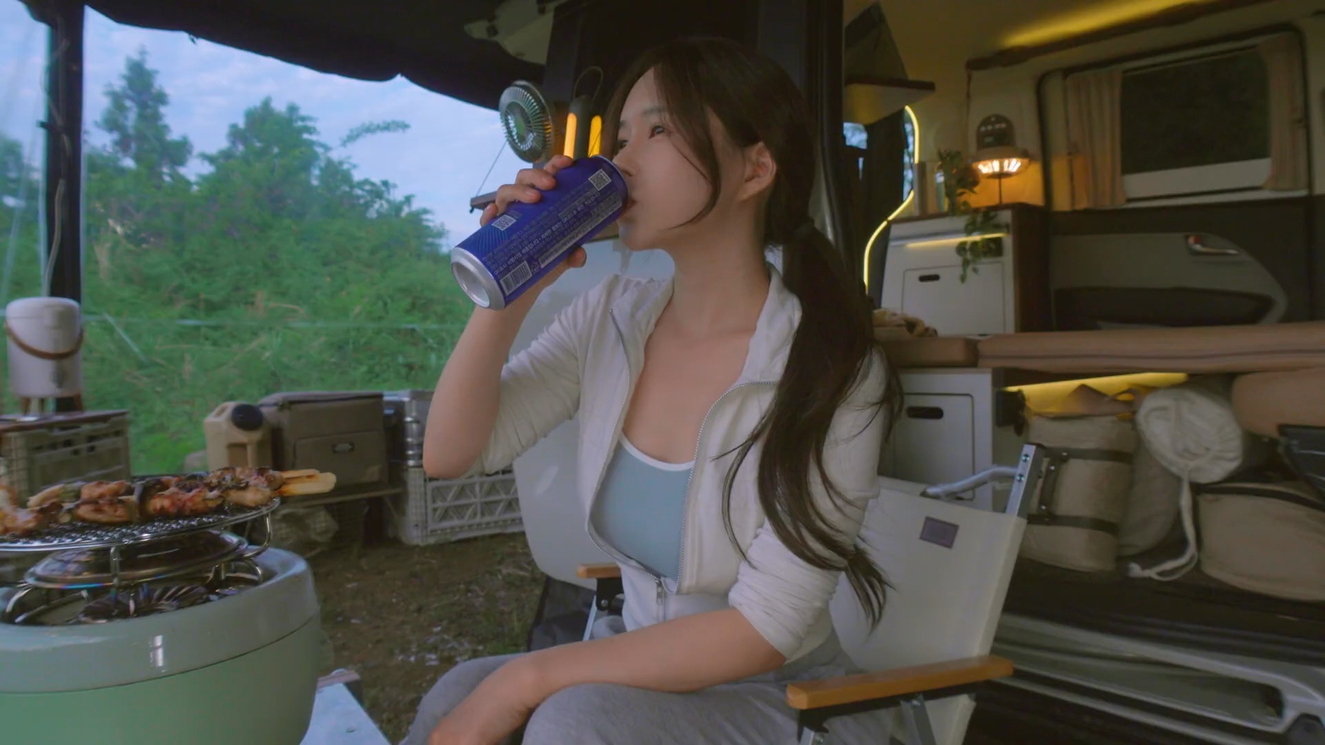 婴儿卡喉危急时刻 暖心女警紧急送医